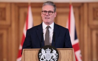 英国新首相斯塔默举行首次记者会